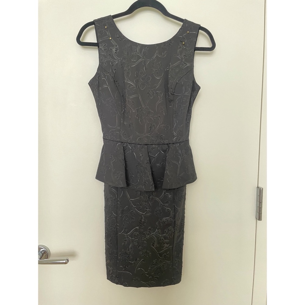 Elegant black midi dress with ruffles on the waist and floral pattern